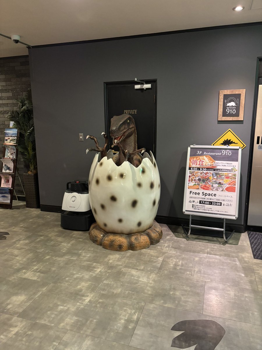 nas_iiiM's tweet photo. 今日泊まるホテル恐竜いっぱい🦖 https://t.co/0svjdF5MM4