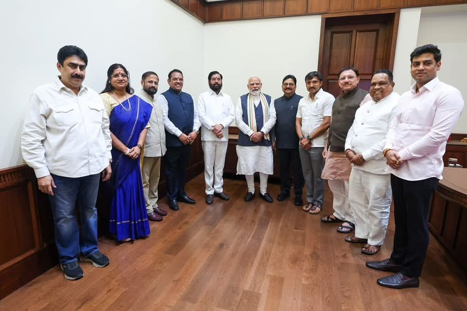 Shivsenaofc's tweet photo. देशाचे आदरणीय पंतप्रधान मा.ना.श्री. नरेंद्रजी मोदी साहेबांची आज शिवसेना मुख्य नेते व उपमुख्यमंत्री मा.ना.श्री. एकनाथजी शिंदे साहेबांनी शिवसेनेच्या खासदारांसह दिल्ली येथे सदिच्छा भेट घेतली. या भेटीदरम्यान महाराष्ट्राचा सर्वांगीण विकास, सध्याची पावसाची परिस्थिती यांसह विविध विषयांवर सकारात्मक चर्चा करण्यात आली.

यावेळी शिवसेनेचे संसदीय गटनेते खासदार डॉ. श्रीकांत शिंदे, सर्वश्री खासदार श्रीरंग बारणे, रवींद्र वायकर, नरेश म्हस्के, ओमराजे निंबाळकर, भाऊसाहेब वाकचौरे, संजय जाधव, संजय देशमुख, नागेश पाटील आष्टीकर, संजय दिना पाटील आणि राज्यसभा खासदार प्रा. डॉ. ज्योतीताई वाघमारे उपस्थित होत्या.

#Shivsena #EknathShinde #NarendraModi