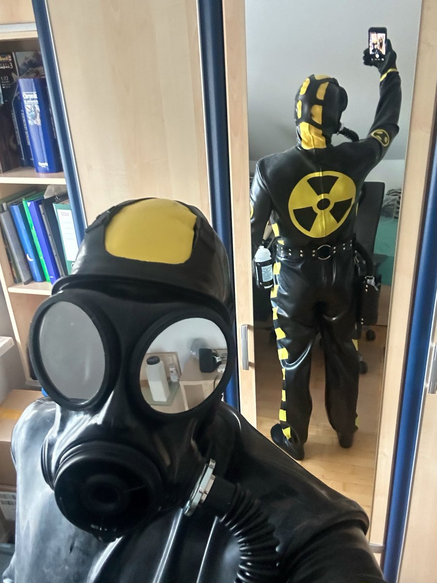 PupMatic's tweet photo. I recently bought a lube bottle plus a holder for it in Amsterdam and decided to try an outfit combo with it.

Seems to work well 👀

I haven‘t worn this outfit in a while too

#latex #latexcatsuit #gasmask #hazmatsuit https://t.co/IgxmKuh9iq