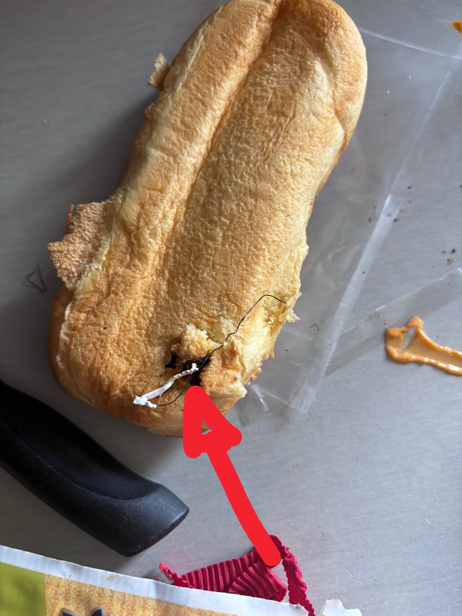 KasprzykRemi's tweet photo. Dites @Leclerc et @LaFourneeDoree ça vous arrive souvent de vendre des produits avec des fils métalliques à l’intérieur? Outre le fait que j’aurais pu me perforer l’appareil digestif si j’avais mangé ça froid, vous vous rendez compte du risque et des dégâts que ça occasionne?? https://t.co/xsu353PW92