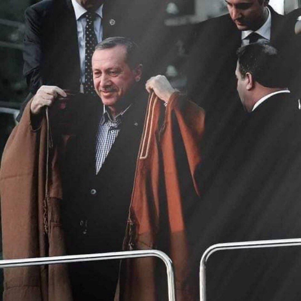 sagcigazete's tweet photo. SON DAKİKA:

Cumhurbaşkanı Erdoğan, Türkiye, Suudi Arabistan ve Pakistan arasında “Mekke Savunma Antlaşması”nı mübarek cuma gününde, İslam dünyasının mukaddes şehri Mekke’de imzaladı. https://t.co/vpgulRGham