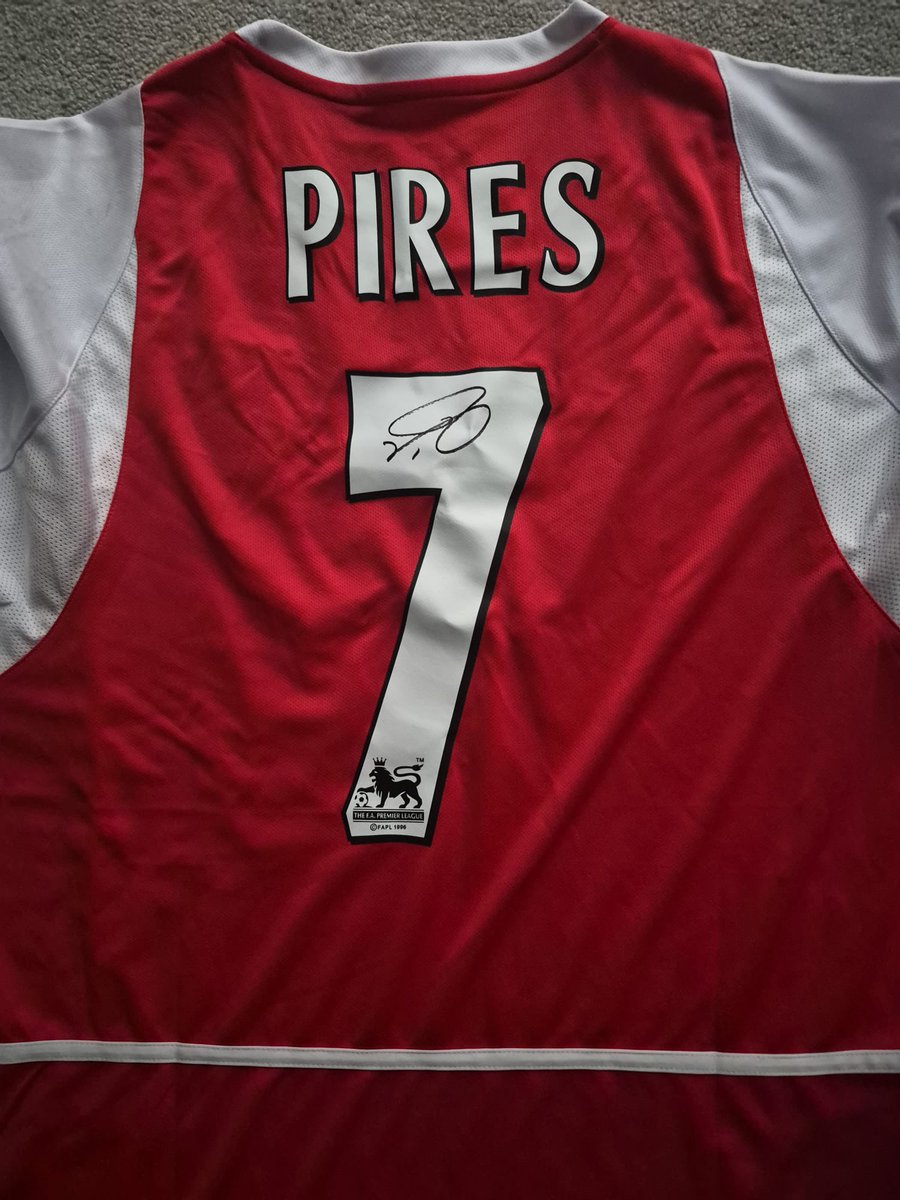 stuafc71's tweet photo. Some more ✍️ items available 

Robert Pires 03/04 home shirt 
Mikel Arteta 26/27 home shirt 
Zubimendi 25/26 home shirt 

All will come with coa 

Dm if interested or know anyone who might https://t.co/vGNrAnxl3M