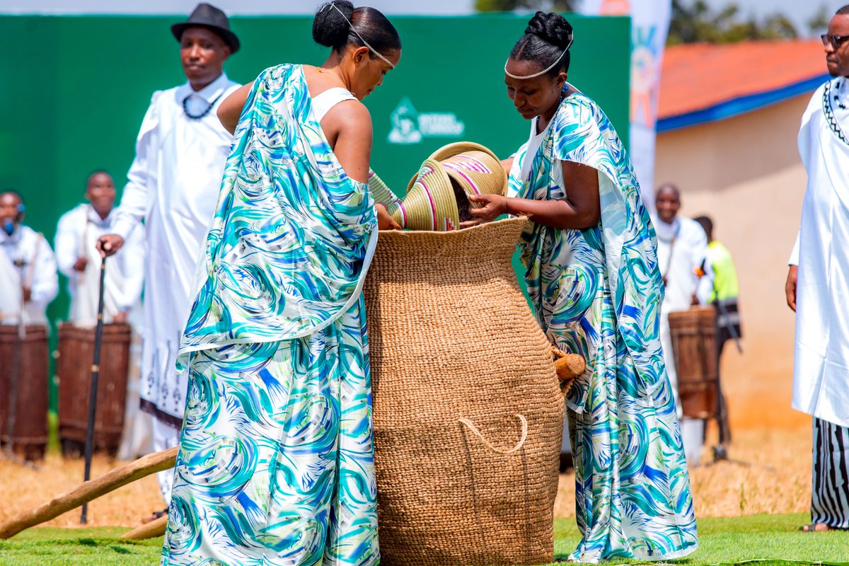 UKWELITIMES's tweet photo. 🚨AMAKURU: Mu Karere ka @RusiziDistrict , ku Kibuga cya Mushaka, hateraniye abaturage n'abayobozi batandukanye mu birori byo kwizihiza #Umuganura2026, ufite insanganyamatsiko igira iti: "Umuganura, isoko y'ubumwe n'ishingiro ryo kwigira."

Muri ibi birori, hagaragajwe ibikorwa n'umusaruro byagezweho mu nzego zitandukanye, bigaragaza uruhare rw'abaturage n'inzego z'ubuyobozi mu rugendo rw'iterambere. 

Ibi birori byitabiriwe na Minisitiri w'Ubumwe bw'Abanyarwanda n'Inshingano Mboneragihugu, Dr. Jean-Damascène Bizimana, Rumaga, inzego za Leta, hamwe n'imbaga y'abaturage bo mu Karere ka Rusizi. @DrDamascene @Unity_MemoryRw #Temberaurwanda #umuganura2026 @IntekoyUmuco  @RDBrwanda 

✍️Theo
📸 @Mick_dady0