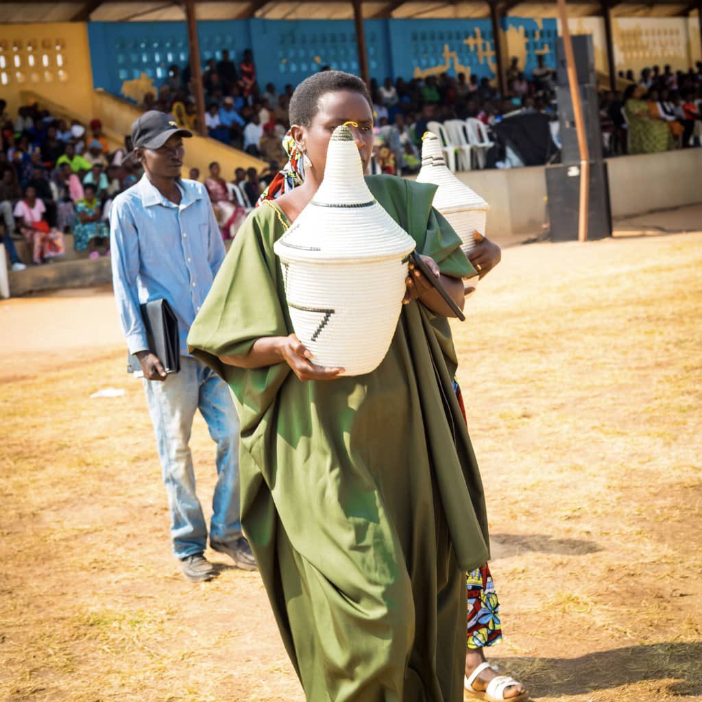 kigalitoday's tweet photo. Minisitiri wa Siporo Nelly Mukazayire yifatanije n’abatuye mu Karere ka Nyanza mu kwizihiza umunsi w’umuganura ufite insanganyamatsiko igira iti “Isoko y’Ubumwe n’lshingiro ryo Kwigira” https://t.co/OAmIBOso86