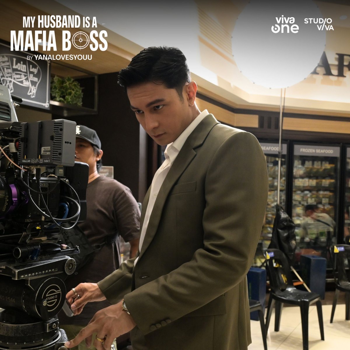 StudioVivaPH's tweet photo. Yes po. Ganito ka-pogi ang camera man ng Viva. 🤭
Don't miss the episode 18 of MY HUSBAND IS A MAFIA BOSS streaming this Saturday at 12 MN, only on Viva One: https://t.co/EugQtur6wF
#MyHusbandIsAMafiaBoss
#MHIAMBMeetTheParents
#JosephMarco
#RhenEscaño
#StudioViva https://t.co/m6MKX8E3Ur