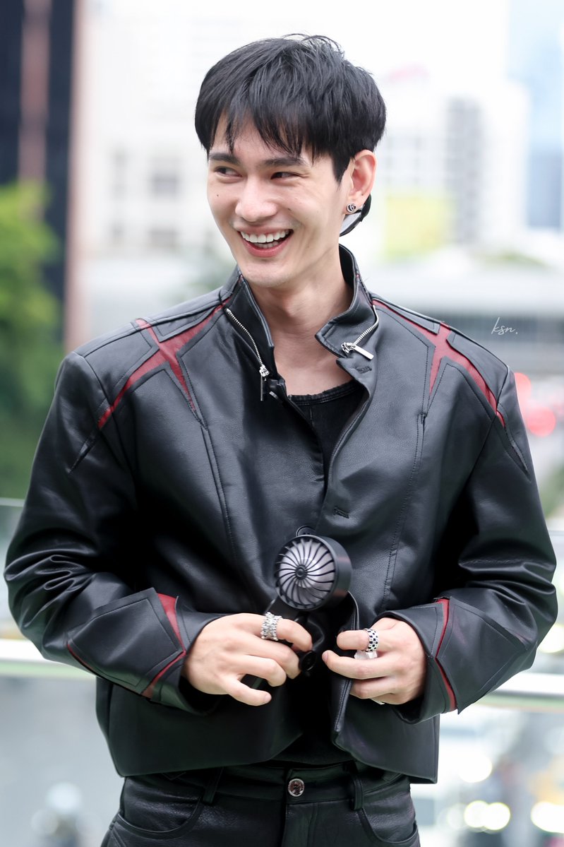 ksnsakasong's tweet photo. Hyrox บอกขอ 5 ชั่วโมง เพราะจะดึงเชือกไปเต้น Bad ไป ละวันนี้จะไม่ถอดเสื้อ ให้รอไปดูตอนแข่ง อืมมม จ้ะ 555555

#pavelphoom @pavelphoom https://t.co/qPt8LJDqpo