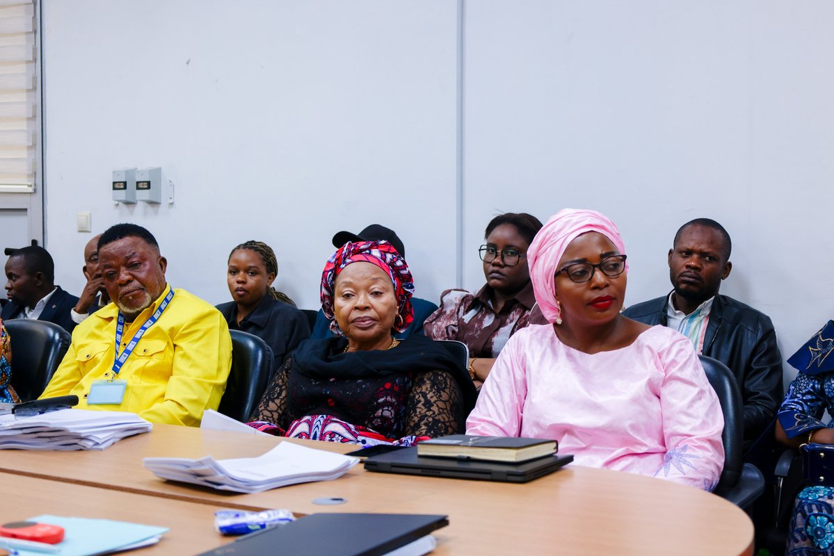 PNUDRDC's tweet photo. 🇨🇩♀️ La RDC franchit une étape clé vers une meilleure représentation des femmes dans la gouvernance démocratique. La Ministre du Genre, Micheline OMBAE, a lancé les travaux de l’atelier de validation de la stratégie nationale actualisée de participation politique des femmes. Avec l’appui du @PNUDRDC & @ONUFemmesRDC , des délégués d’institutions publiques, partis politiques, organisations féminines, société civile et partenaires examinent des solutions concrètes pour lever les barrières à l’engagement politique des femmes. Les discussions sont axées sur l'accès aux candidatures, financement des campagnes, lutte contre les violences politiques basées sur le genre et la promotion de la masculinité positive. #ÉgalitéDesGenres #LeadershipFéminin
