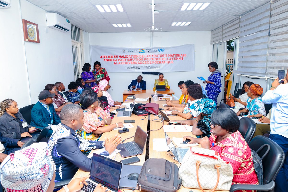 PNUDRDC's tweet photo. 🇨🇩♀️ La RDC franchit une étape clé vers une meilleure représentation des femmes dans la gouvernance démocratique. La Ministre du Genre, Micheline OMBAE, a lancé les travaux de l’atelier de validation de la stratégie nationale actualisée de participation politique des femmes. Avec l’appui du @PNUDRDC & @ONUFemmesRDC , des délégués d’institutions publiques, partis politiques, organisations féminines, société civile et partenaires examinent des solutions concrètes pour lever les barrières à l’engagement politique des femmes. Les discussions sont axées sur l'accès aux candidatures, financement des campagnes, lutte contre les violences politiques basées sur le genre et la promotion de la masculinité positive. #ÉgalitéDesGenres #LeadershipFéminin