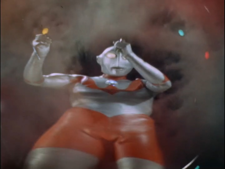 kantokuflash's tweet photo. 『ウルトラマンの気になる台詞』1966年

「ウルトラマン」の第一話「ウルトラ作戦第一号」内のずっと私的に気になっている台詞。

まずハヤタとウルトラマンの会話でベーターカプセルを使うとどうなる？と聞いたハヤタに応えるウルトラマンの台詞が「ハハハハ、心配することはない…」だ。
「私の命をあげよう」「一心同体になる」と言った直後に、変身アイテムの効果をろくに説明せず笑って「心配ない」で終わる。
今考えるとこれほど心配なことはないと思う…。
声を当てた近藤久さんの喋り方が抑揚がなくていっそう謎の宇宙人らしくて不気味だ。

またその後生き返ったハヤタが本部に連絡を入れるシーン。
「あなたのことをみんな心配していたのよ」と言うフジ隊員にハヤタは「そんなことはどうでもいい」とドライに言ってのける…。
これもちょっとどうかなと…。
この時はもうハヤタはウルトラマンと一心同体、さっそく影響を受けているのかもしれない…。

きっとどなたかが既に指摘している事でしょうが、
ただずっとこの数十年思っていた事なので…。
＃ウルトラマン