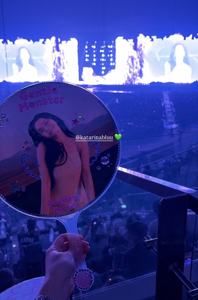 nsnss___'s tweet photo. IICOMBINED’s Head of Communication &amp; Brand Planning ทำพัดรูปแบบพิเศษของ Gentle Monster ไปเชียร์ลูกสาว 💚

KARINA NEW SOLO MUSIC

#KarinaNewMusic
#카리나_신곡_공개 https://t.co/7g3wU9PLlM