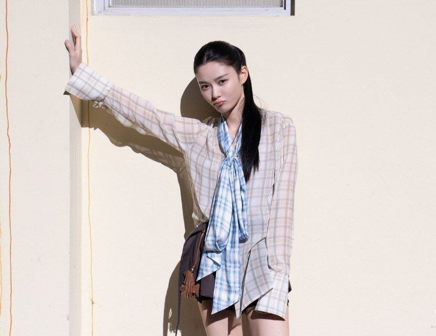 kimyoojung_br's tweet photo. kim yoo jung pode fazer qualquer coisa 

xadrez na rua vs cinza no estudio 
e os dois looks ficam 10/10 nela 

o poder que essa mulher tem é bizarro 

#KimYooJung #AwesomeENT https://t.co/nO0CjoBQNP