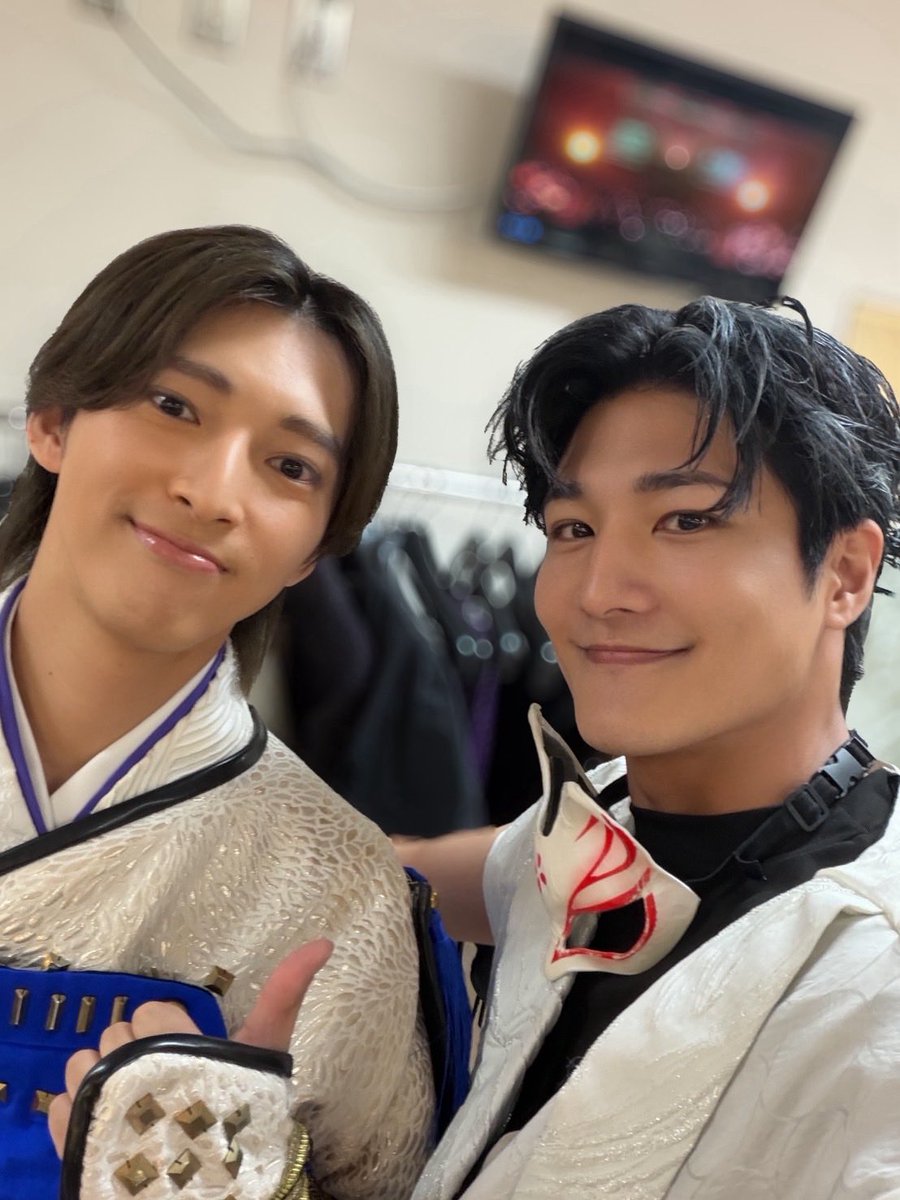 Uchida_Masaki05's tweet photo. こんばんは！！！
将綺です！！🔥

本日も無事に
舞台「#礎の響 」3日目を過ごせました！

また新たな筋書きに。

皆様のおかげで僕たちも新鮮な景色を見ることができました。

明日から週末。暑い日が続きますが、体調に気をつけてお越しください！！

座長の瑠生くんと！📸
この座組を持ち前の柔らかさと温かさで毎日包み込んでくれています！

今日も今日とて
文月にお付き合いいただいた方々
本当ーーーーーーに、ありがとうございました！