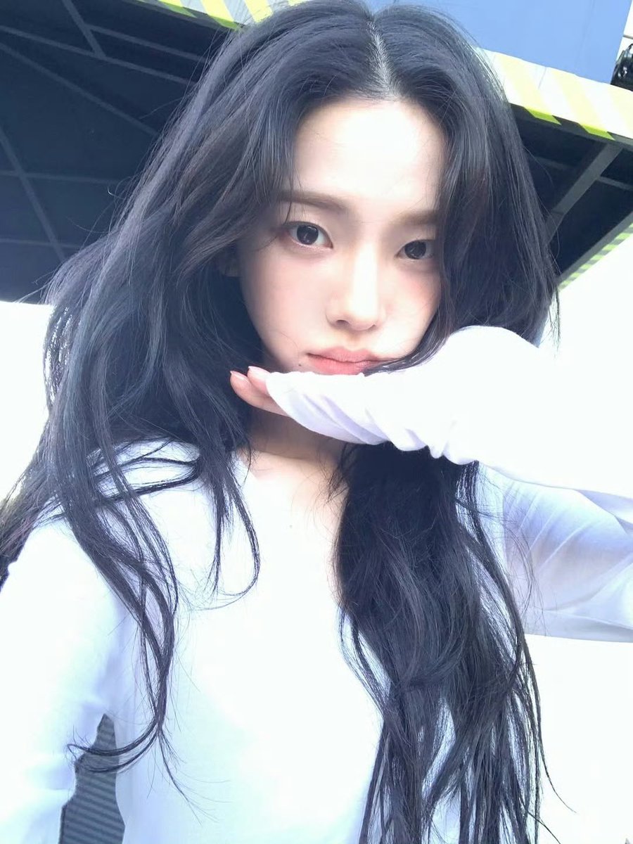 rinabluue11's tweet photo. Her flawless skin practically glows under any lighting condition, proving that she is undeniably one of the most beautiful idols in the industry.

KARINA NEW SOLO MUSIC
#KarinaNewMusic
#카리나_신곡_공개 https://t.co/7xT1GaFyxS