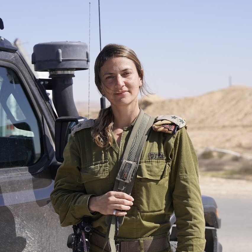 ACOM_es's tweet photo. El 7 de octubre, decenas de terroristas palestinos, disfrazados con uniformes de las FDI, lograron infiltrarse en el puesto de avanzada de Sufa y atacaron a los soldados de Nahal que resistían atrincherados en el comedor.

La teniente coronel Or Ben Yehuda, al mando del Batallón Caracal, acudió inmediatamente al lugar. Con apenas 12 soldados bajo su mando, dirigió durante 14 horas una batalla encarnizada para recuperar la posición.

Finalmente, consiguieron limpiar el puesto de terroristas. Junto a efectivos del Batallón Shayetet 13, eliminaron a los terroristas que permanecían dentro y en los alrededores de la base, permitiendo que los soldados que habían quedado atrapados pudieran salir con vida.

Or Ben Yehuda continuó combatiendo con determinación incluso después de conocer la muerte de su segundo al mando, el mayor Avi Khovlashvili, asesinado en el kibutz Be'eri.

Su actuación la convirtió en una figura pionera dentro de las FDI y le valió el ascenso al rango de general de brigada y la Medalla al Servicio Distinguido del Jefe del Estado Mayor.

Una auténtica heroína de Israel.

Vía @EliAfriatISR