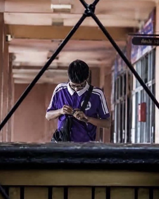 hubboyslove's tweet photo. TW: Morte. Ao menos 7 pessoas morreram após adolescente de 14 anos invadir escola na Tailândia e atirar contra professores e, em si mesmo.

A polícia foi até a casa do garoto, onde encontrou os corpos de seus avós, também mortos. Uma bandeira nazista exposta na varanda e vídeos de tiroteios nos EUA foram encontrados em seu computador, indicando que o adolescente pesquisou e estudou como realizar o ataque.

Vídeos e imagens que circulam nas redes mostram crianças desesperadas escondidas sob mesas e atrás de cadeiras enquanto aguardavam a chegada da polícia. O ataque chocou o país e mobilizou toda a Tailândia, marcando o segundo ataque a uma escola registrado no país neste ano.

Além das vítimas fatais, 15 pessoas ficaram feridas, duas delas em estado crítico. O adolescente responsável pelo ataque também morreu após atirar contra si mesmo. #กราดยิง