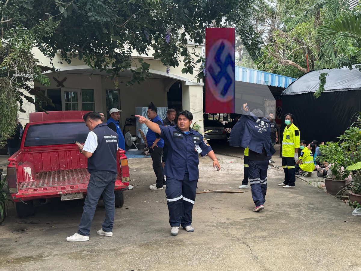 hubboyslove's tweet photo. TW: Morte. Ao menos 7 pessoas morreram após adolescente de 14 anos invadir escola na Tailândia e atirar contra professores e, em si mesmo.

A polícia foi até a casa do garoto, onde encontrou os corpos de seus avós, também mortos. Uma bandeira nazista exposta na varanda e vídeos de tiroteios nos EUA foram encontrados em seu computador, indicando que o adolescente pesquisou e estudou como realizar o ataque.

Vídeos e imagens que circulam nas redes mostram crianças desesperadas escondidas sob mesas e atrás de cadeiras enquanto aguardavam a chegada da polícia. O ataque chocou o país e mobilizou toda a Tailândia, marcando o segundo ataque a uma escola registrado no país neste ano.

Além das vítimas fatais, 15 pessoas ficaram feridas, duas delas em estado crítico. O adolescente responsável pelo ataque também morreu após atirar contra si mesmo. #กราดยิง