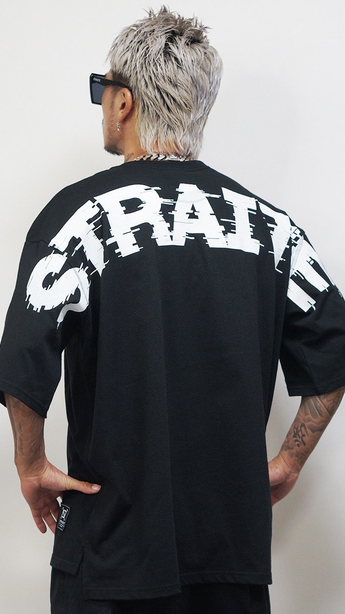 STRAITEofficial's tweet photo. ♛  NEW ARRIVAL  ♛

特大ロゴが背中から袖にかけて描かれたインパクト絶大なスリットビッグシルエットTシャツ！

【入荷】
超ビッグロゴスリットビッグTシャツ[STRAITE]
https://t.co/NKZk3Pk7cj

#straite
#Tシャツ
#ビッグシルエット
#オーバーサイズ https://t.co/yqA82TuonZ
