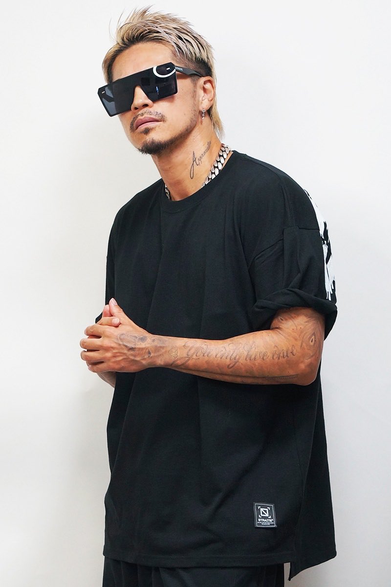 STRAITEofficial's tweet photo. ♛  NEW ARRIVAL  ♛

特大ロゴが背中から袖にかけて描かれたインパクト絶大なスリットビッグシルエットTシャツ！

【入荷】
超ビッグロゴスリットビッグTシャツ[STRAITE]
https://t.co/NKZk3Pk7cj

#straite
#Tシャツ
#ビッグシルエット
#オーバーサイズ https://t.co/yqA82TuonZ
