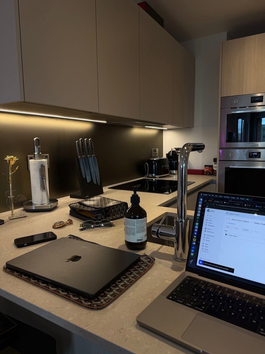 GentlemenxEra's tweet photo. Everything you own should earn its place. https://t.co/Wmsn99Cwjd