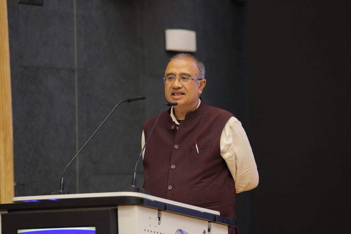JindalGlobalUNI's tweet photo. Delighted to host Mr. Parag Tripathi, Senior Advocate, Supreme Court of India, for the @JindalLaw  Commencement Lecture titled “Chase a Dream: Become a Vaishnav Jan.”
His inspiring address offered valuable reflections on purpose, integrity, empathy, and the pursuit of one’s dreams, encouraging our students to approach their personal and professional journeys with conviction and a strong sense of responsibility.