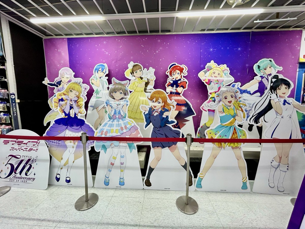 Liella_PLSP's tweet photo. 💫#スパスタ_5thアニバーサリー💫

TVアニメ『ラブライブ！スーパースター!!』5th Anniversary POP UP SHOP
＼\🎉愛知会場初日オープンしました🎉 /／

会場ではパネル展示やLiella!キャスト11人からのコメント色紙などの展示も❣️

8/8(土)9(日)に関しては混雑状況により整理券をお渡しの上、
順次入場のご案内をさせていただく場合がございます。予めご了承下さいませ。

 📢詳細はこちら
https://t.co/v5shTpDawq

#lovelive #Liella