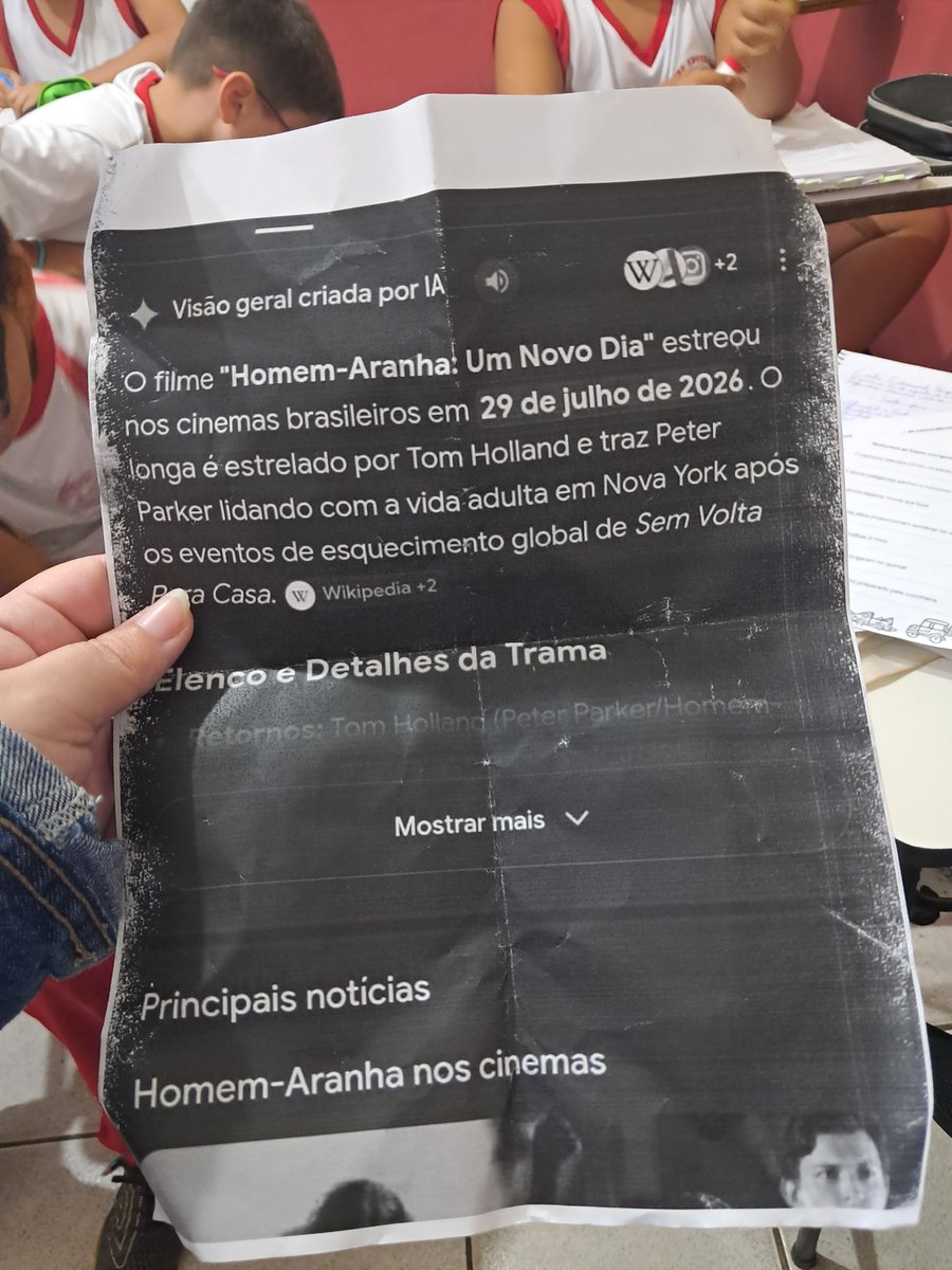 moonsfaithful's tweet photo. pedi pros alunos trazerem recorte de uma notícia de revista ou jornal, eles não sabiam o que era notícia e eu falei  "por exemplo, a notícia falando que homem aranha estreou dia tal nos cinemas do mundo todo"

ai hj meu aluno chega com ISSO na escola https://t.co/LHSIn3tAUR