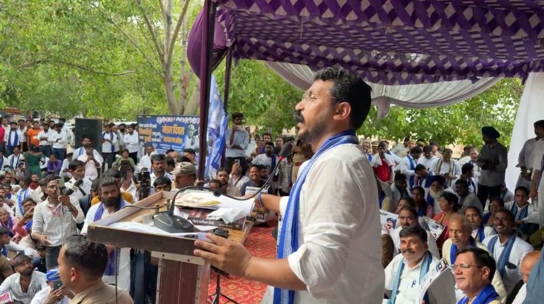 priyanshu__63's tweet photo. लखनऊ में @BhimArmyChief चन्द्रशेखर आजाद के आंदोलन में उनकी एक झलक पाने के लिए उनके समर्थक ईको गार्डन में पेड़ों के ऊपर चढ़ गये 👇🏻

सिर्फ एक छोटे से काॅल पर इतना बड़ा जनसैलाब उमड़ा हुआ है कि सरकार की सांसें फूली हुई हैं...!! https://t.co/VnrhBstTnf