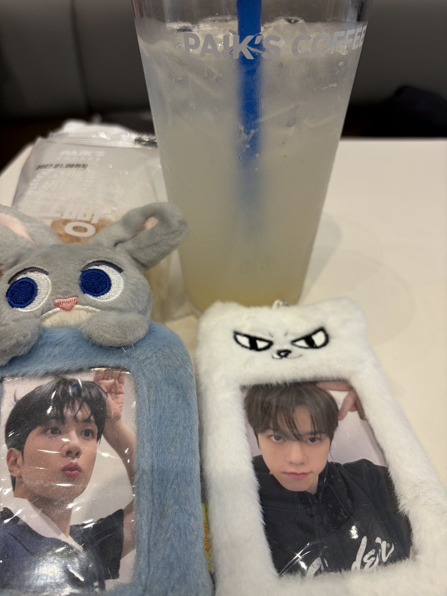 momori103's tweet photo. もう1週間も経つなんて🫠
私はまだソウルの夢の中にいるのにもう大邱なんだね。
唯一トレカ出した瞬間笑
#intoREM https://t.co/cWe5EHnNSi