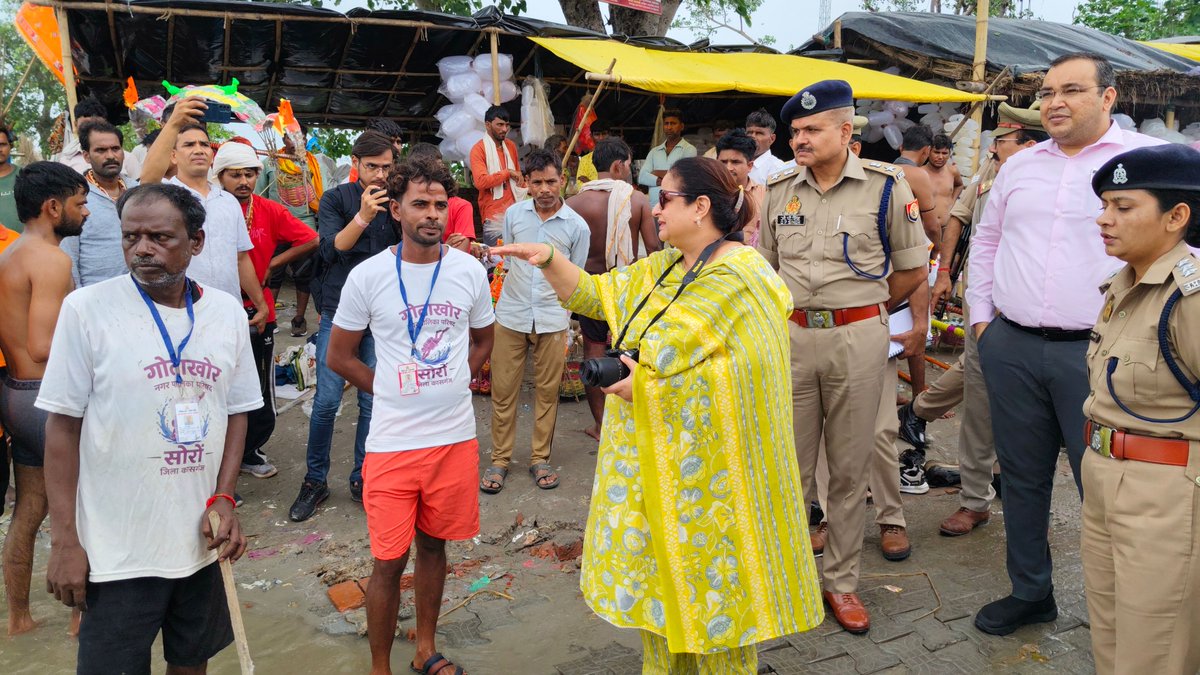 DmKasganj's tweet photo. आज मण्डलायुक्त महोदया अलीगढ़ मण्डल द्वारा जनपद कासगंज में चल रही कांवड़ यात्रा के दौरान कांवड़ यात्रा के लिए की गई व्यवस्थाओं का जायजा लिया और कांवड़ यात्रियों से वार्ता की।

@CMOfficeUP  @ChiefSecyUP  #kasganj https://t.co/dsFuJeo8gO