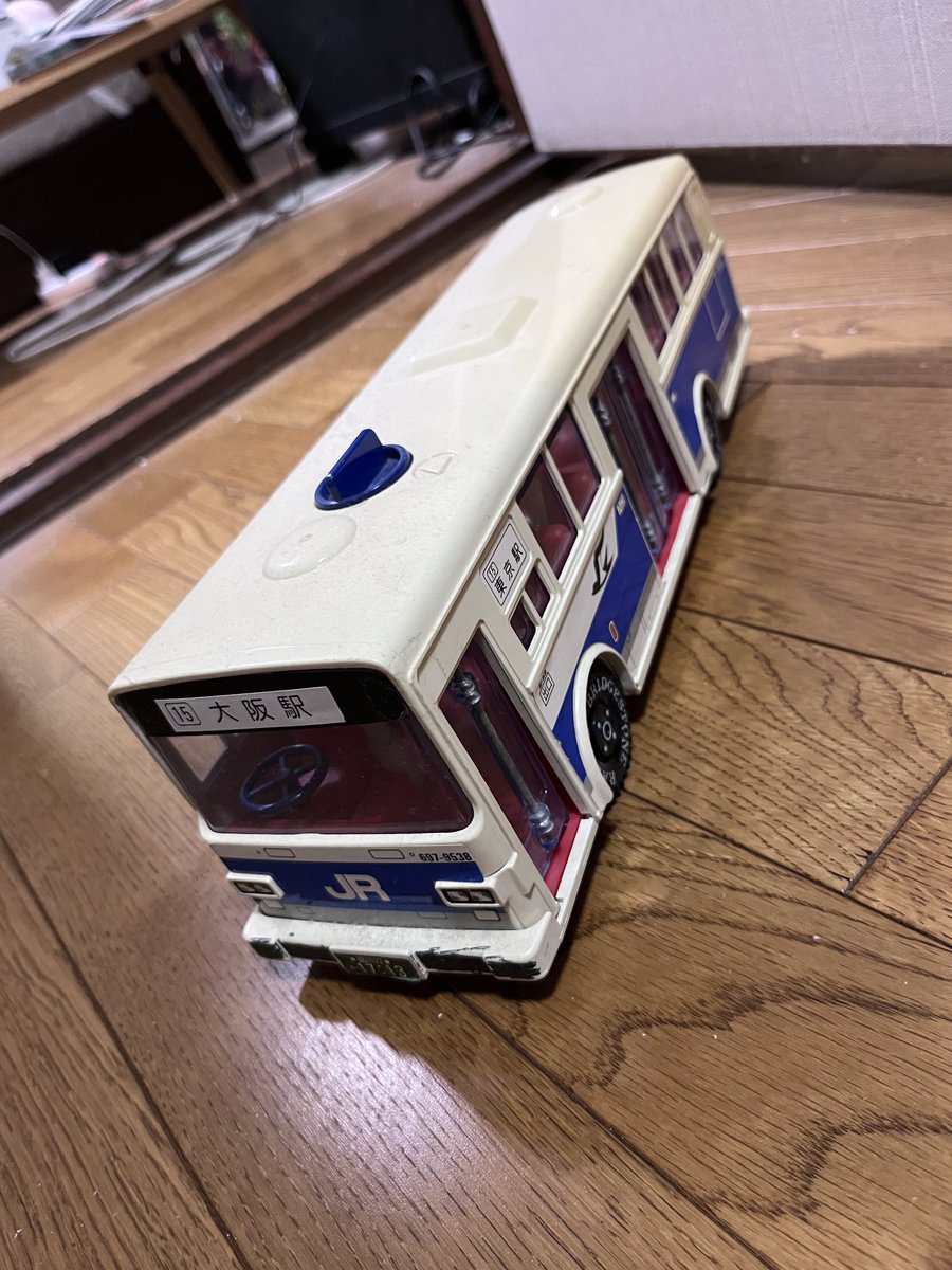 MM011014's tweet photo. まだ子供の時に使ってたおもちゃ箱があったので、中身見てたらなかなかすごい物ばかりで感動！笑
ブリキの電車が状態よすぎww
あと歴代携帯電話を出てきました♪
#懐かしい
#おもちゃ https://t.co/NYNTygGnWL