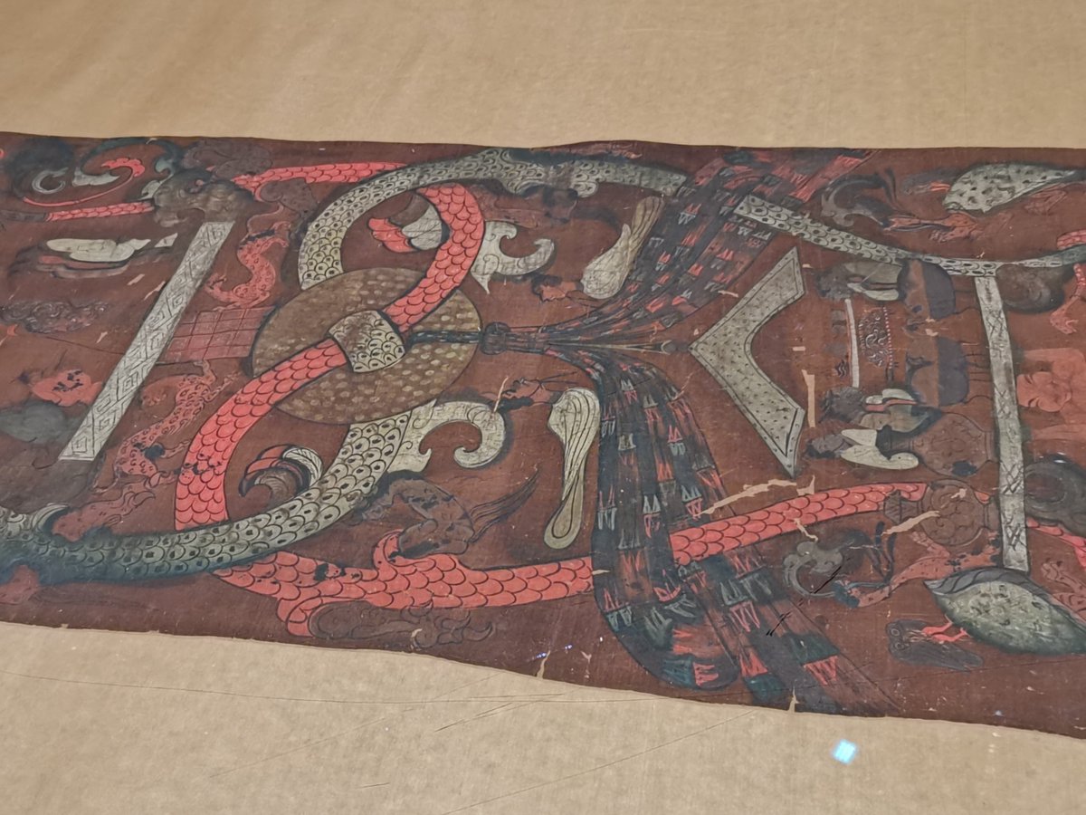 Shuimo24maru's tweet photo. 上海美術館にて馬王堆展。1号墓帛画のモノホンが出てる…。中国最古の絹画、1枚絵としても最古級。ここまで画像イメージと現物のギャップが大きい作品も久々。修復済み？なほど彩色がガッツリ残る、拙上手い不思議な絵。1枚で台北故宮三宝に匹敵するレアさな気がするが、こちらは日本人客全然いない。 https://t.co/ccJjQSfGVZ