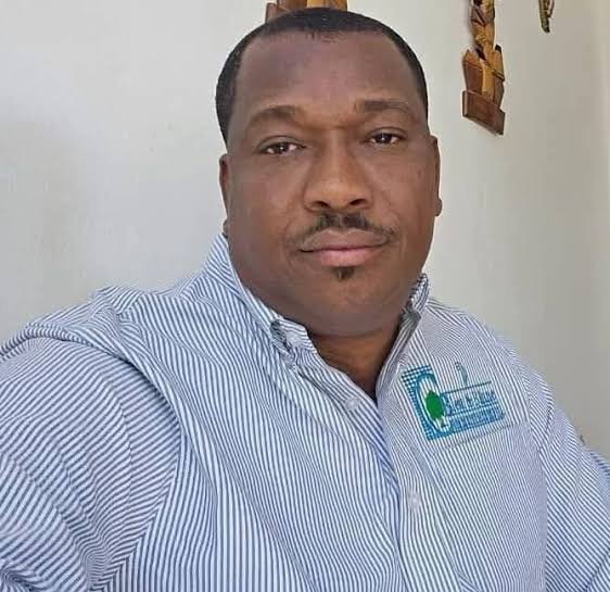 BasenVerite's tweet photo. Le #Maire de Port-au-Prince, #Yves #Andrel #Salomon, s'est rendu hier jeudi 6 août à #Fort #National pour #superviser des travaux engagés par la mairie. Constatant une pénurie d'eau dans la zone, l'édile a ordonné la mobilisation de 20 #camions-citernes pour approvisionner les habitants. Selon lui, le geste vise à répondre à une situation qui affecte les #résidents du quartier. À l'issue de sa visite, le #Maire #Yves #Andrel #Salomon a assuré que la mairie resterait mobilisée aux côtés de la population. Ce, appelant les #habitants à collaborer avec les services #municipaux pour faciliter les interventions.
#Basen_Verite