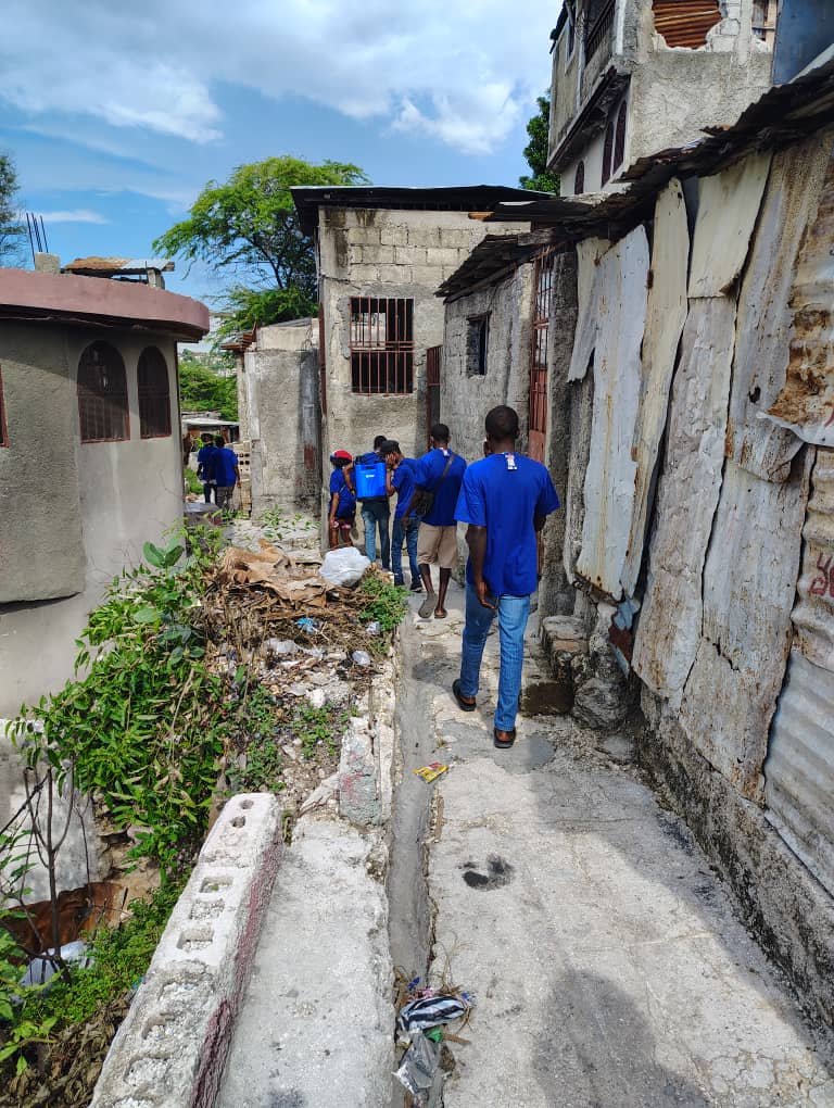 BasenVerite's tweet photo. Le #Maire de Port-au-Prince, #Yves #Andrel #Salomon, s'est rendu hier jeudi 6 août à #Fort #National pour #superviser des travaux engagés par la mairie. Constatant une pénurie d'eau dans la zone, l'édile a ordonné la mobilisation de 20 #camions-citernes pour approvisionner les habitants. Selon lui, le geste vise à répondre à une situation qui affecte les #résidents du quartier. À l'issue de sa visite, le #Maire #Yves #Andrel #Salomon a assuré que la mairie resterait mobilisée aux côtés de la population. Ce, appelant les #habitants à collaborer avec les services #municipaux pour faciliter les interventions.
#Basen_Verite