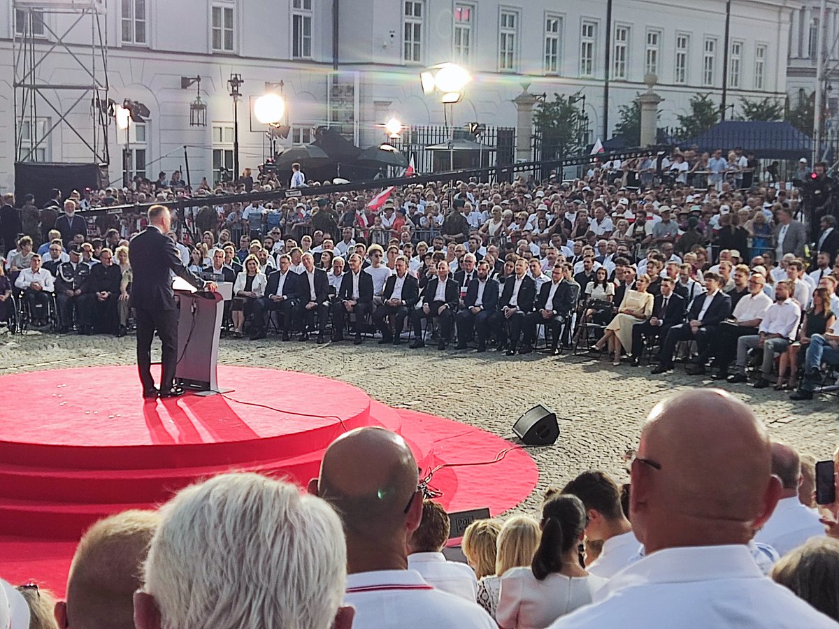 alojjola's tweet photo. Rok temu z powodów zdrowotnych nie mogłam być na zaprzysiężeniu i z zazdrością oglądałam relacje ciesząc się jednocześnie, że dopisało tak wielu Polaków i że wygrała 🇵🇱 

Czasem marzenia się spełniają

Dziękuję za zaproszenie❤️🇵🇱 @prezydentpl @NawrockiKn 

Zdjęcia własne🥰 https://t.co/zTT9bkLUjI