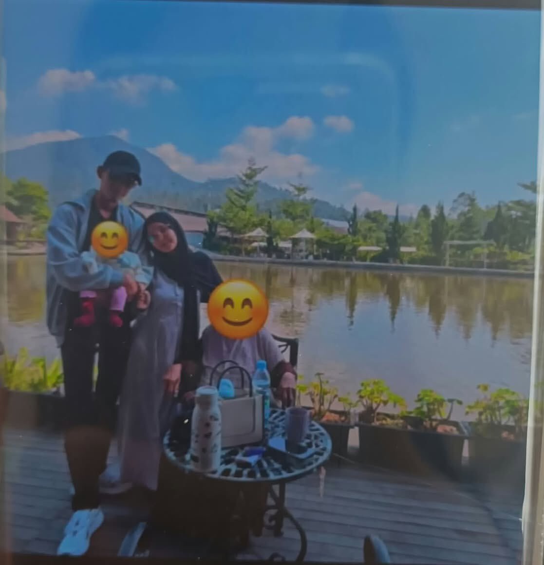 Paksatpamgalak's tweet photo. Laki2 ini suami saya 
Tiba2 upload PP kayak gini padahal kita ldr 

Bisakah temen2 cari tau sosmed mereka apa bener ini foto asli atau gimana 😭😭
Suami saya tidak merespon tidak menjawab . Padahal ini saya udh berjuang bantu hutamg2 Dy supaya lunas . Dy tega nyakitin saya dengan bilang itu istri Dy jg . Tolong warga thread bantu viralkan￼

cc sallyne1442