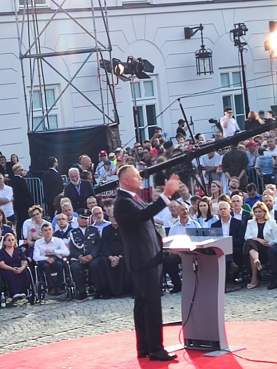 alojjola's tweet photo. Rok temu z powodów zdrowotnych nie mogłam być na zaprzysiężeniu i z zazdrością oglądałam relacje ciesząc się jednocześnie, że dopisało tak wielu Polaków i że wygrała 🇵🇱 

Czasem marzenia się spełniają

Dziękuję za zaproszenie❤️🇵🇱 @prezydentpl @NawrockiKn 

Zdjęcia własne🥰 https://t.co/zTT9bkLUjI