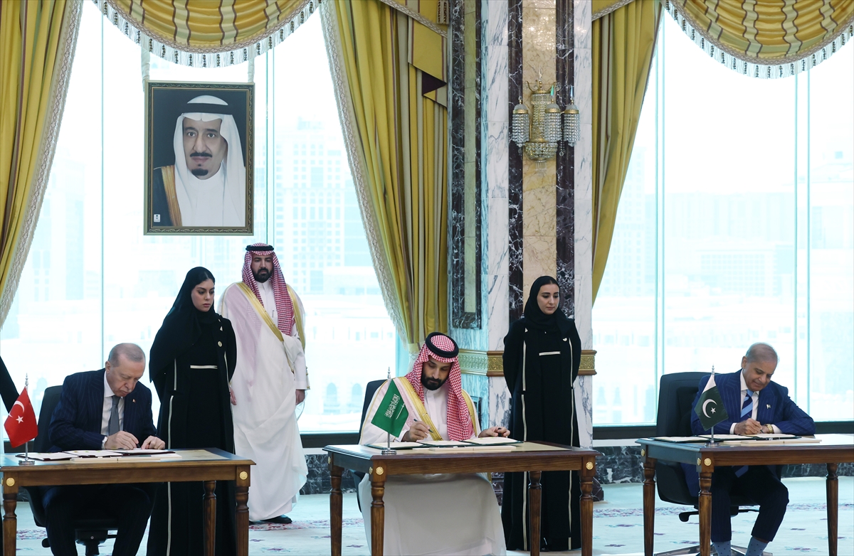 clashreport's tweet photo. 📸 Turkish President Erdogan, Saudi Crown Prince Mohammed bin Salman, and Pakistani Prime Minister Shehbaz Sharif sign a trilateral defense agreement in the Saudi city of Mecca. https://t.co/0okz6DsSWU
