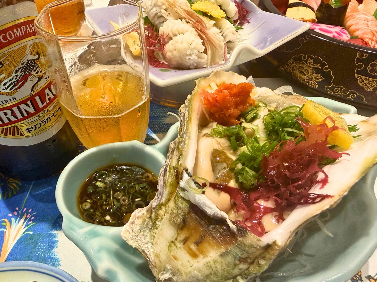 nekobitou's tweet photo. 「岩牡蠣か鱧でも食いに行かない？」

夏の告白は、
これくらい雑でいいのかもねぇ。

いうて昨夜のお相手、
久方ぶりのおかんです。笑

（呑みかけ失礼🙏） https://t.co/kX56VYo28Z
