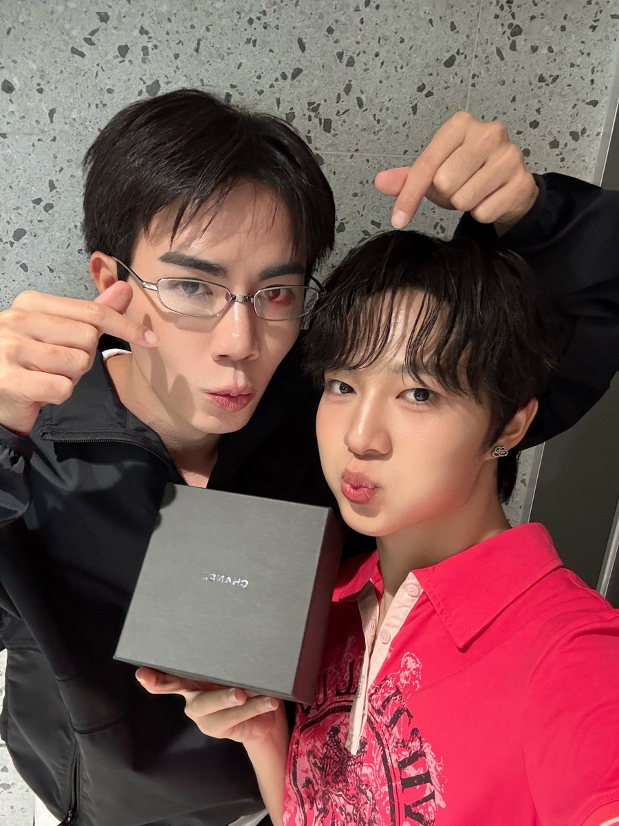 Gam241128's tweet photo. @LINEMAN_TH ท่านี้เลยค่า ZeeNuNew น่ารักมาก 🥰😍

#LINEMANถูกสุดทุกวันxซีนุนิวัน
#ZeeNuNew #ซีนุนิว #ZeePruk #NuNew https://t.co/tBFd6enVO2
