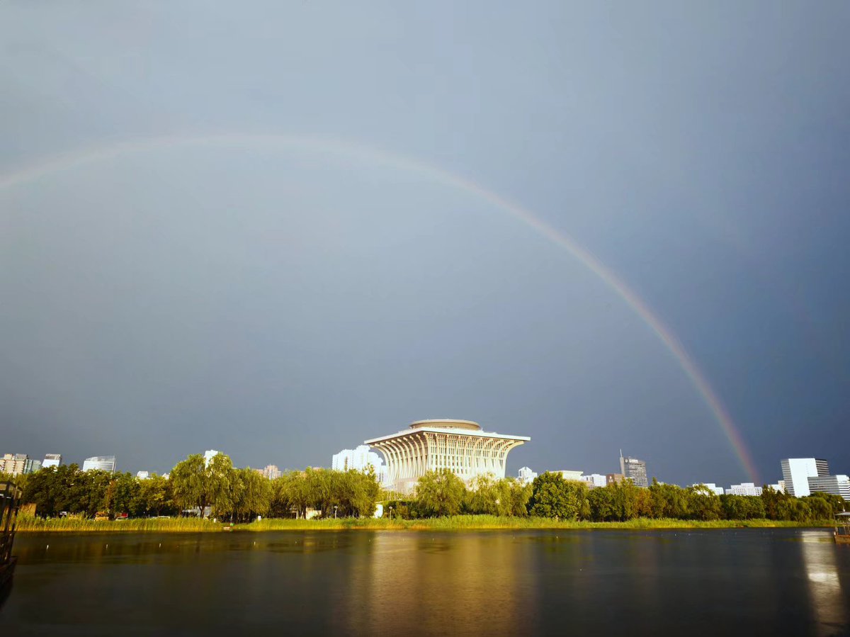 gaoyangio's tweet photo. 在北京偶遇雨后彩虹🌈 https://t.co/Cn7KK8XCcU