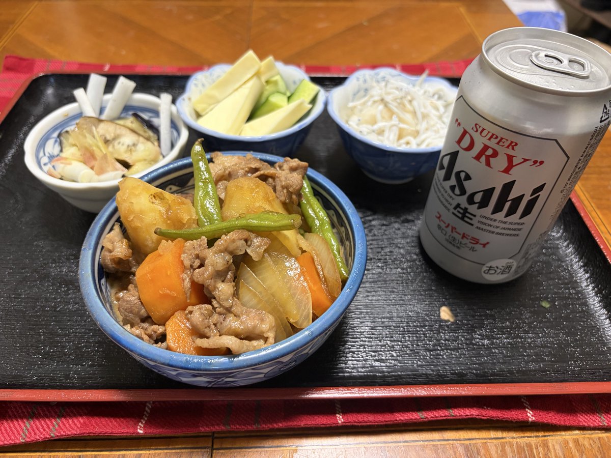 SEIICHI7_1's tweet photo. ぼっち・ざ・ビール！∠(　˙-˙ )／
いつも通う馴染みお店の女の子。いつも笑顔を絶やさない。今日は特別なのかな？「今日はN O眼鏡」耳元で囁いた。人目を気にして、声が心の中で叫んだ「眼鏡かけていても可愛いよ」恋。かな？
●肉じゃが！茄子のお浸し！一品料理！「酔い娘の時間ですよ」始めます！ https://t.co/KjDMPwLeUZ