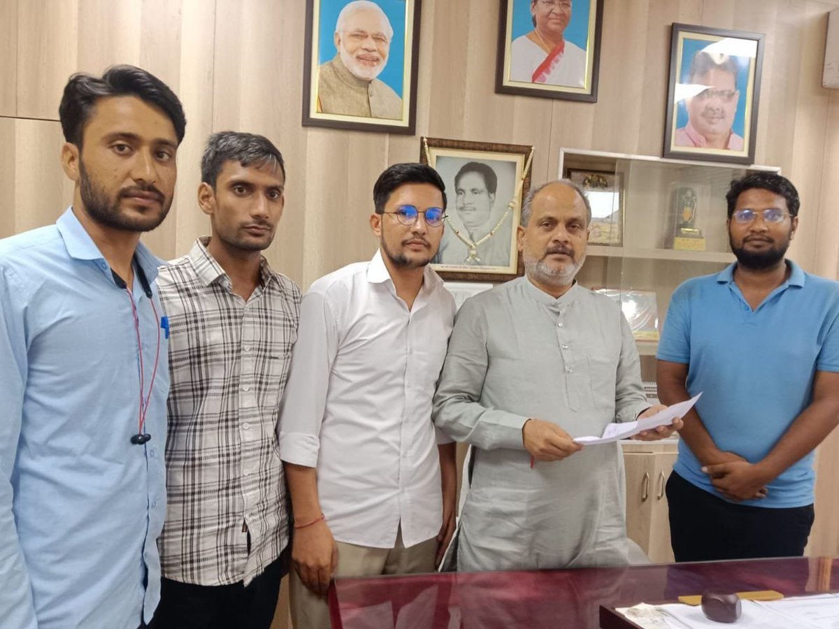 PraveshSha49148's tweet photo. राजस्व विभाग भर्ती को लेकर माननीय कैबिनेट मंत्री श्री हेमंत मीणा जी से मुलाकात

निबंधक, राजस्व मंडल अजमेर के अधीन जिला कलेक्टर एवं संभागीय आयुक्त कार्यालय विभाग में चयनित कुछ साथियों ने आज माननीय कैबिनेट एवं राजस्व मंत्री हेमंत मीणा जी  से उनके जयपुर स्थित निवास पर शिष्टाचार भेंट कर राजस्व विभाग में लंबित 4th ग्रेड नियुक्ति प्रक्रिया के संबंध में अपनी समस्या रखी।

अभ्यर्थियों ने बताया कि अन्य विभागों में नियुक्ति प्रक्रिया लगभग पूर्ण हो चुकी है, जबकि राजस्व विभाग में अभी तक प्रक्रिया प्रारंभ नहीं हो सकी है, जिससे चयनित अभ्यर्थियों में चिंता का माहौल है।

इस पर माननीय मंत्री जी ने कहा:

👉 "मैं अभी सचिवालय की बैठक के लिए जा रहा हूँ। आज ही संबंधित अधिकारियों से इस विषय में बात करूँगा कि जब अन्य विभागों की प्रक्रिया पूरी हो चुकी है, तो राजस्व विभाग की प्रक्रिया में देरी क्यों हो रही है।"

👉 "आप चिंता मत कीजिए। मैं इस भर्ती को आचार संहिता के कारण रुकने नहीं दूँगा।"

माननीय मंत्री जी के इस आश्वासन से राजस्व विभाग के चयनित अभ्यर्थियों में सकारात्मक उम्मीद जगी है। 

सरकार एवं संबंधित अधिकारियों से निवेदन है जल्द से जल्द राजस्व विभाग के अभ्यर्थियों के हित में फैसला लें 🙏🙏