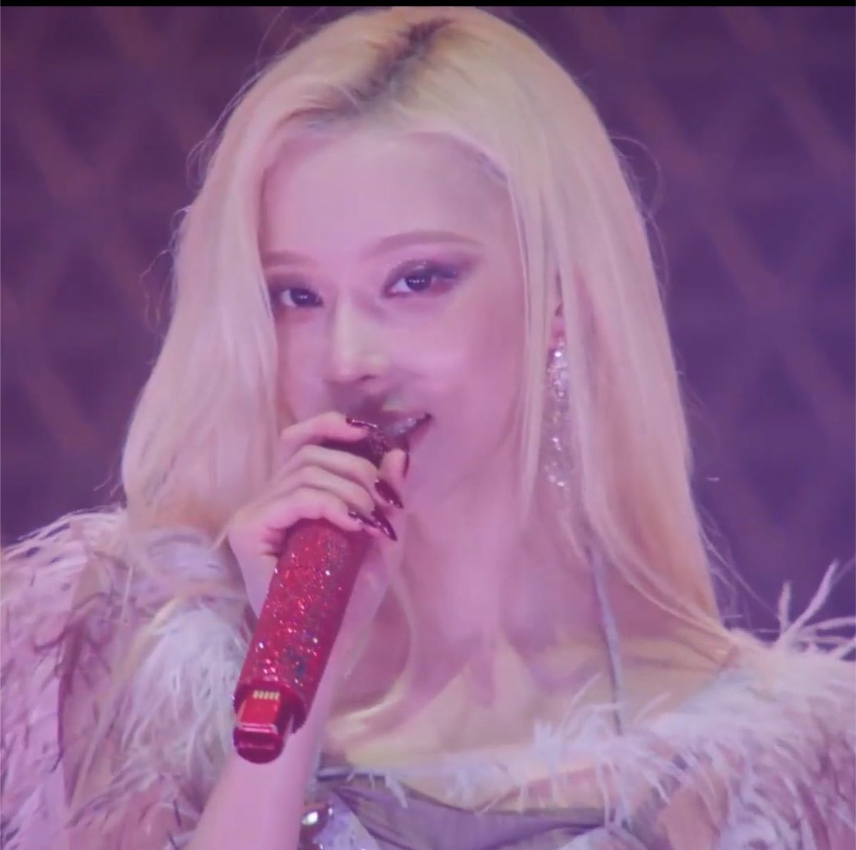 winter1010101xi's tweet photo. Winter lights up the whole stage with her attractive performance power

WINTER NEW SOLO STAGE
#윈터솔로춤춘다
#WINTERxSYNK_COMPLaeXITY https://t.co/YEKdbbdwT4