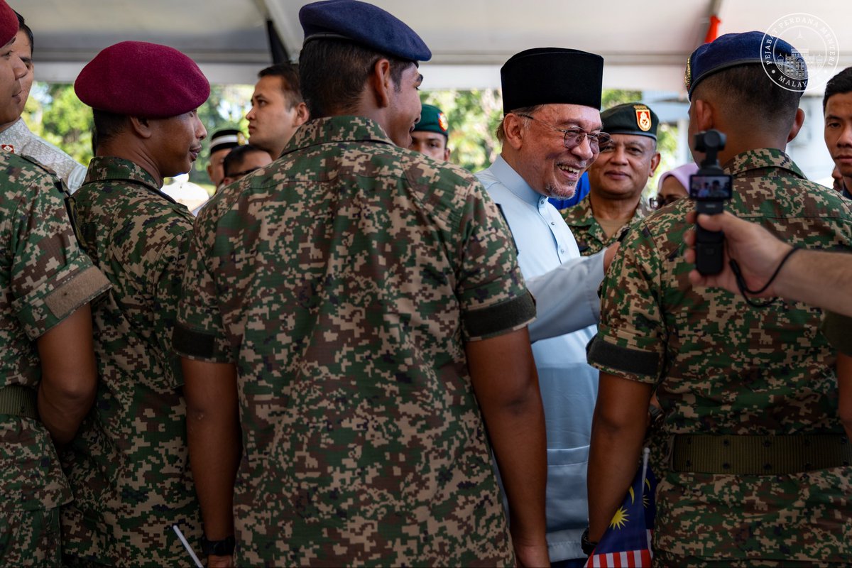 anwaribrahim's tweet photo. Dalam lawatan ke Melaka ini, saya meninjau projek penambahbaikan lapang sasar serta tapak projek pembinaan Hospital Angkatan Tentera di Kem Terendak, yang dijangka siap mengikut perancangan.

Hospital ini kelak akan memperkukuh penyampaian perkhidmatan kesihatan di samping memastikan akses kepada rawatan yang lebih cepat, selesa serta berkualiti. Penambahbaikan lapang sasar pula akan menyediakan kemudahan latihan yang lebih moden, selamat dan kondusif bagi mempertingkat tahap kesiapsiagaan anggota.

Saya kemudian beramah mesra dan menyantuni warga Kem Terendak dalam Program Semarak Kenegaraan, sambil mengingatkan bahawa kekuatan sesebuah negara bukan sahaja terletak pada keupayaan pertahanannya, tetapi juga pada semangat patriotisme, perpaduan dan iltizam untuk terus berbakti kepada tanah air.

Insya-Allah, Kerajaan MADANI akan terus berusaha memperkukuh keupayaan pertahanan negara menerusi Belanjawan 2027, dengan memberi tumpuan kepada pemodenan aset dan prasarana, peningkatan kesiapsiagaan Angkatan Tentera Malaysia (ATM), serta kebajikan anggota yang menjadi benteng utama kedaulatan negara.

#MalaysiaMADANI
#MADANIbekerja
#YakinMADANI