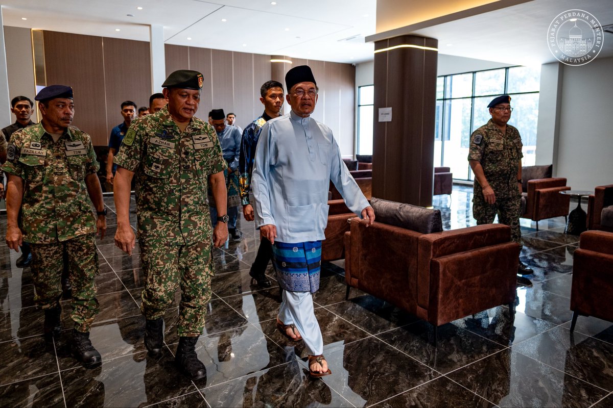 anwaribrahim's tweet photo. Dalam lawatan ke Melaka ini, saya meninjau projek penambahbaikan lapang sasar serta tapak projek pembinaan Hospital Angkatan Tentera di Kem Terendak, yang dijangka siap mengikut perancangan.

Hospital ini kelak akan memperkukuh penyampaian perkhidmatan kesihatan di samping memastikan akses kepada rawatan yang lebih cepat, selesa serta berkualiti. Penambahbaikan lapang sasar pula akan menyediakan kemudahan latihan yang lebih moden, selamat dan kondusif bagi mempertingkat tahap kesiapsiagaan anggota.

Saya kemudian beramah mesra dan menyantuni warga Kem Terendak dalam Program Semarak Kenegaraan, sambil mengingatkan bahawa kekuatan sesebuah negara bukan sahaja terletak pada keupayaan pertahanannya, tetapi juga pada semangat patriotisme, perpaduan dan iltizam untuk terus berbakti kepada tanah air.

Insya-Allah, Kerajaan MADANI akan terus berusaha memperkukuh keupayaan pertahanan negara menerusi Belanjawan 2027, dengan memberi tumpuan kepada pemodenan aset dan prasarana, peningkatan kesiapsiagaan Angkatan Tentera Malaysia (ATM), serta kebajikan anggota yang menjadi benteng utama kedaulatan negara.

#MalaysiaMADANI
#MADANIbekerja
#YakinMADANI
