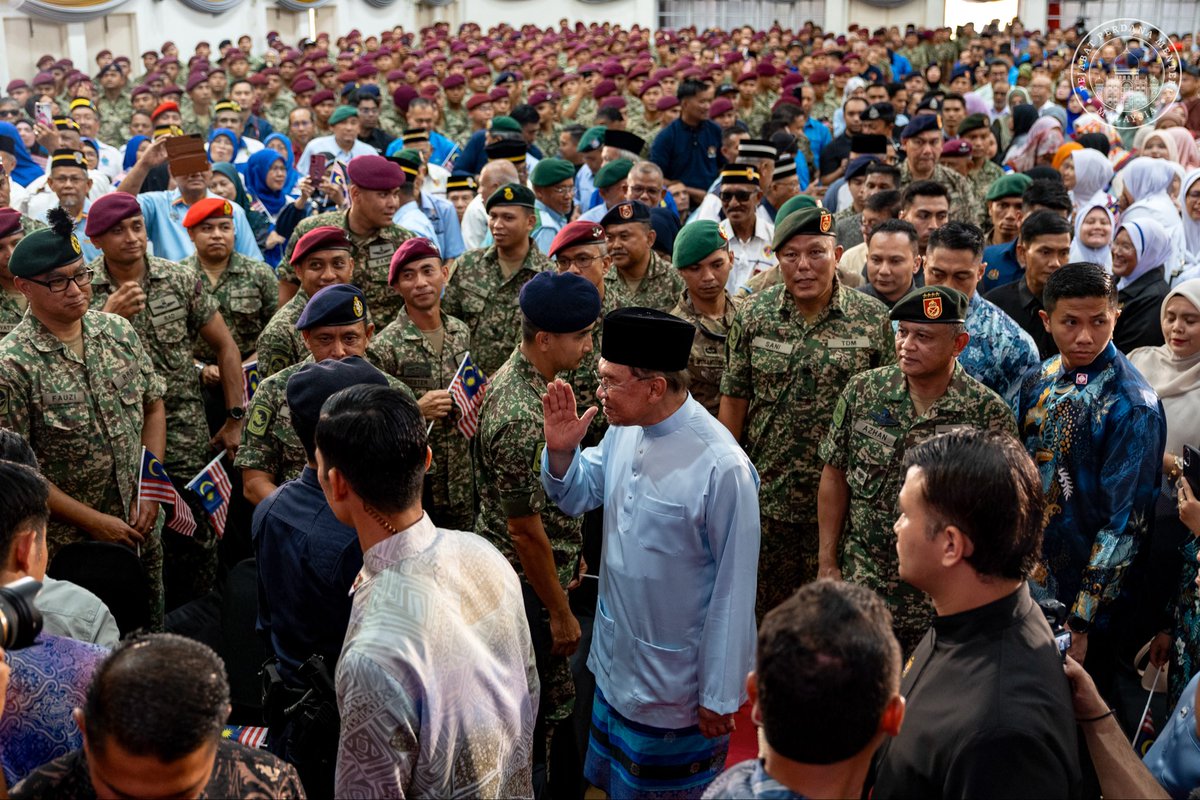 anwaribrahim's tweet photo. Dalam lawatan ke Melaka ini, saya meninjau projek penambahbaikan lapang sasar serta tapak projek pembinaan Hospital Angkatan Tentera di Kem Terendak, yang dijangka siap mengikut perancangan.

Hospital ini kelak akan memperkukuh penyampaian perkhidmatan kesihatan di samping memastikan akses kepada rawatan yang lebih cepat, selesa serta berkualiti. Penambahbaikan lapang sasar pula akan menyediakan kemudahan latihan yang lebih moden, selamat dan kondusif bagi mempertingkat tahap kesiapsiagaan anggota.

Saya kemudian beramah mesra dan menyantuni warga Kem Terendak dalam Program Semarak Kenegaraan, sambil mengingatkan bahawa kekuatan sesebuah negara bukan sahaja terletak pada keupayaan pertahanannya, tetapi juga pada semangat patriotisme, perpaduan dan iltizam untuk terus berbakti kepada tanah air.

Insya-Allah, Kerajaan MADANI akan terus berusaha memperkukuh keupayaan pertahanan negara menerusi Belanjawan 2027, dengan memberi tumpuan kepada pemodenan aset dan prasarana, peningkatan kesiapsiagaan Angkatan Tentera Malaysia (ATM), serta kebajikan anggota yang menjadi benteng utama kedaulatan negara.

#MalaysiaMADANI
#MADANIbekerja
#YakinMADANI