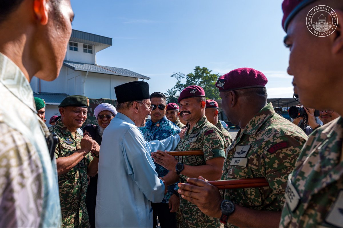 anwaribrahim's tweet photo. Dalam lawatan ke Melaka ini, saya meninjau projek penambahbaikan lapang sasar serta tapak projek pembinaan Hospital Angkatan Tentera di Kem Terendak, yang dijangka siap mengikut perancangan.

Hospital ini kelak akan memperkukuh penyampaian perkhidmatan kesihatan di samping memastikan akses kepada rawatan yang lebih cepat, selesa serta berkualiti. Penambahbaikan lapang sasar pula akan menyediakan kemudahan latihan yang lebih moden, selamat dan kondusif bagi mempertingkat tahap kesiapsiagaan anggota.

Saya kemudian beramah mesra dan menyantuni warga Kem Terendak dalam Program Semarak Kenegaraan, sambil mengingatkan bahawa kekuatan sesebuah negara bukan sahaja terletak pada keupayaan pertahanannya, tetapi juga pada semangat patriotisme, perpaduan dan iltizam untuk terus berbakti kepada tanah air.

Insya-Allah, Kerajaan MADANI akan terus berusaha memperkukuh keupayaan pertahanan negara menerusi Belanjawan 2027, dengan memberi tumpuan kepada pemodenan aset dan prasarana, peningkatan kesiapsiagaan Angkatan Tentera Malaysia (ATM), serta kebajikan anggota yang menjadi benteng utama kedaulatan negara.

#MalaysiaMADANI
#MADANIbekerja
#YakinMADANI