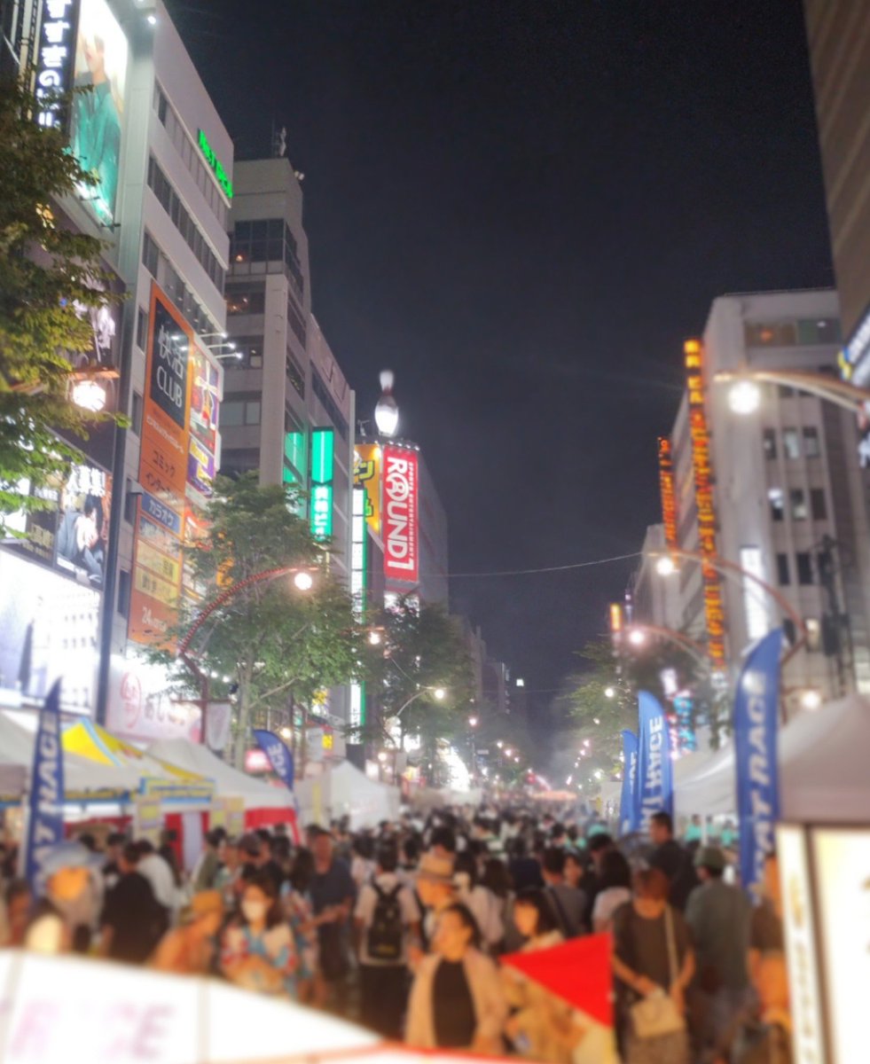 sapporolife2021's tweet photo. すすきの封鎖でまるごと屋台🍺
熱気がすごいぞ😆
#すすきの祭り https://t.co/T4gam9vIEi