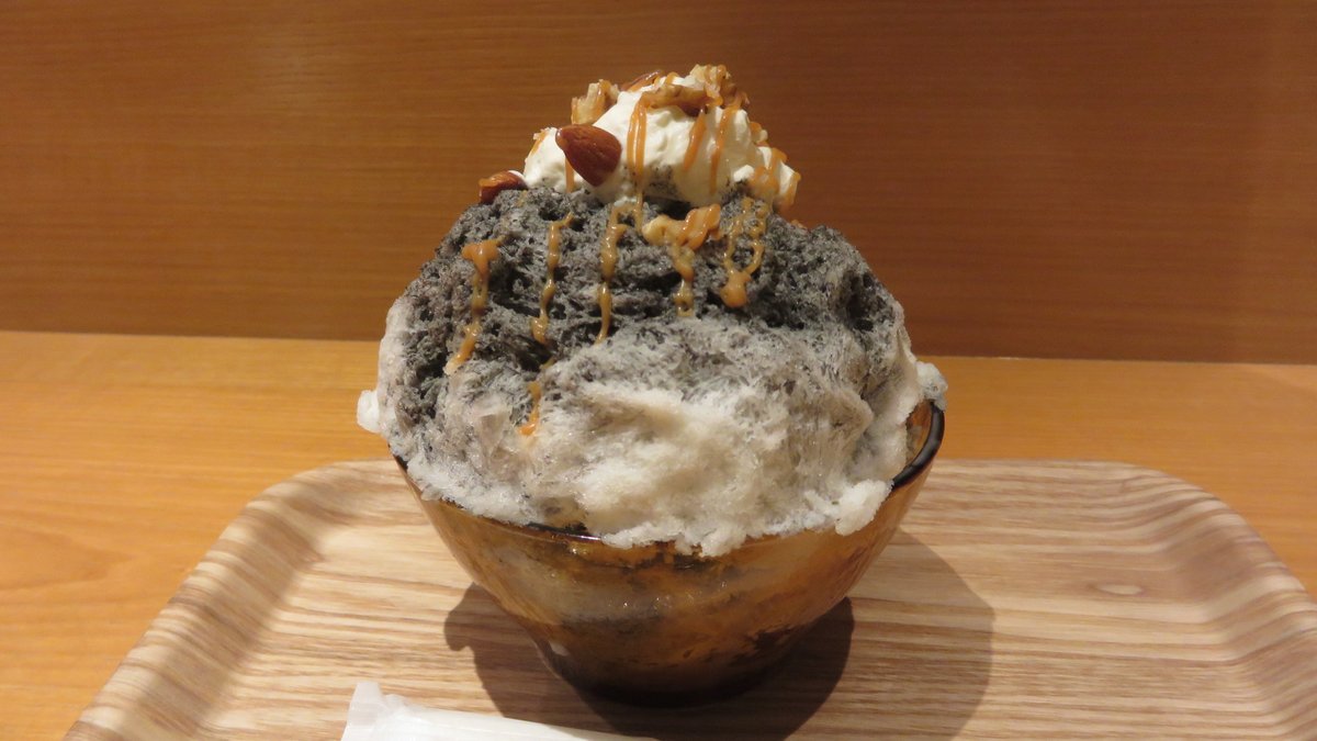 ginzadelunch's tweet photo. かき氷コレクションGINZA＠松屋銀座■大盛況の慈げんから入れ替わり入ったのが、調布のあずきや安堂。黒ゴマの香りがよい黒胡麻生クリームキャラメルナッツとひんぎゃ塩。比較的空いていてすんなり入れます。https://t.co/3PIAZiDv33 https://t.co/aq8DXRbmhF