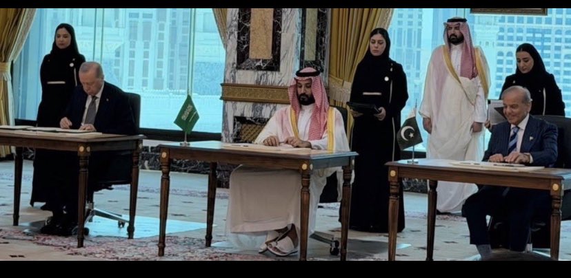 king10101010107's tweet photo. #امن_السعوديه_خط_احمر #نجران #تركيا #باكستان #السعوديه #محمد_بن_سلمان‌ 

من قلب مكة وبجوار الكعبة وفي يوم الجمعة  🕋 

السعودية وتركيا وباكستان 🇸🇦🇹🇷🇵🇰 

اتفاقية الدفاع المشترك وهذا يعني :

"اي هجوم على اي دولة منهم هو بمثابة هجوم على جميع الدول الثلاث واعتداء عليها" https://t.co/LxPZr5AP99